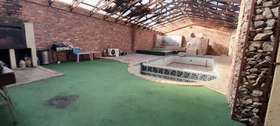 5 Bedroom Property for Sale in La Hoff North West